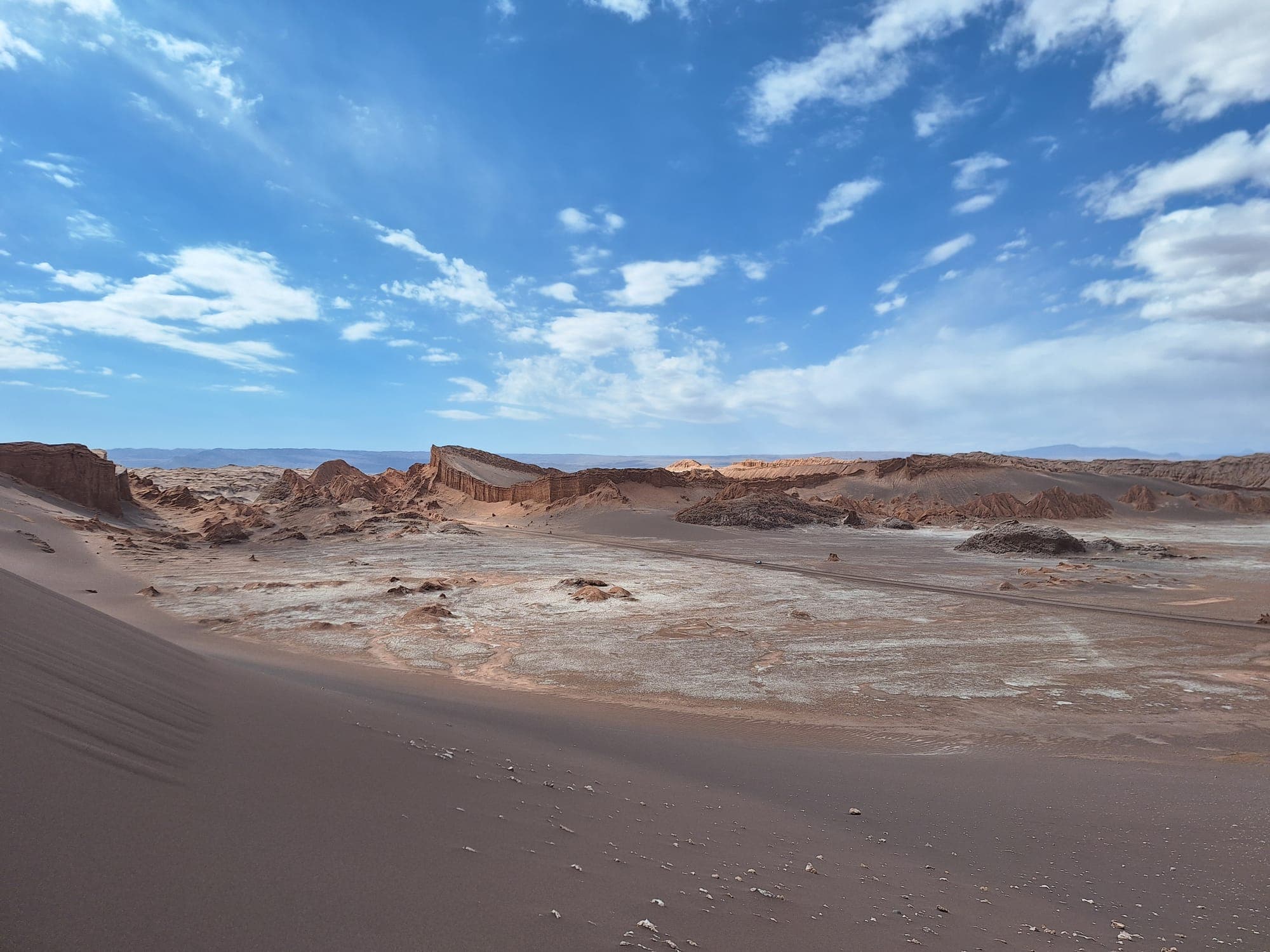 Valle de la Luna: vale de cristas rochosas e areia sob céu azul com nuvens